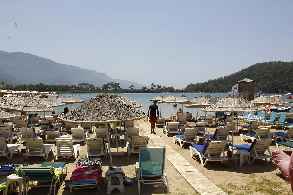 Golden Sand Beach Club & Caravan Holidays 厄吕代尼兹