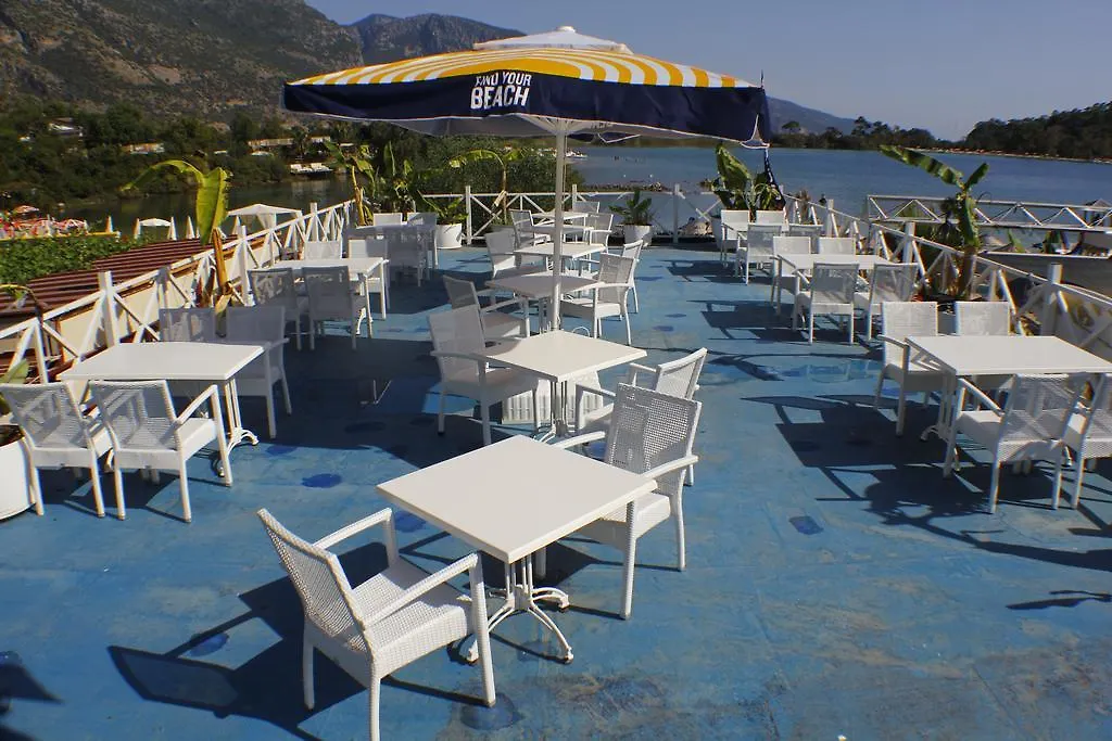 Golden Sand Beach Club & Caravan Holidays 厄吕代尼兹 营地