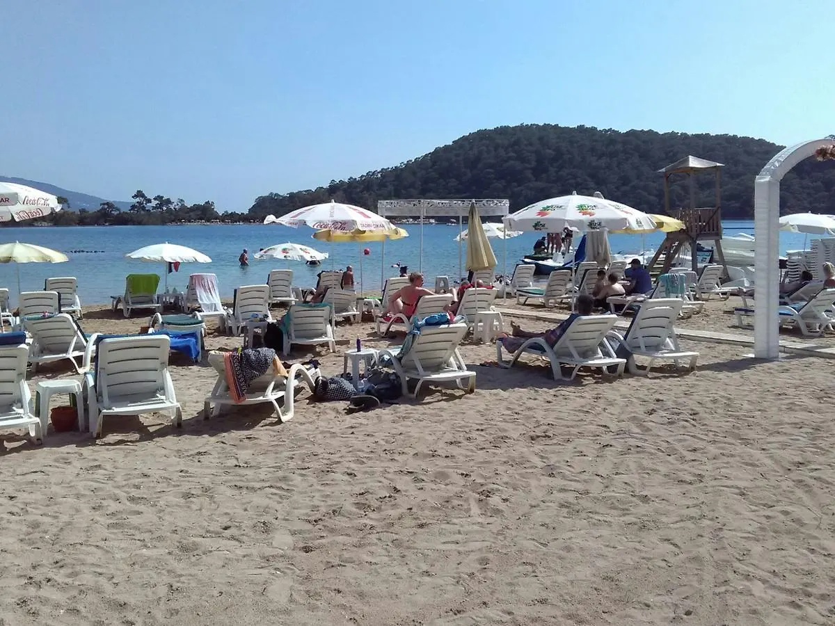Golden Sand Beach Club & Caravan Holidays 厄吕代尼兹 营地