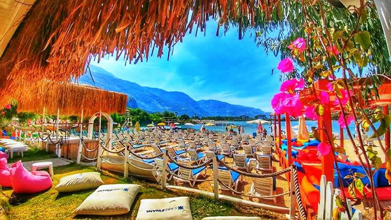 Golden Sand Beach Club & Caravan Holidays 厄吕代尼兹 3*,