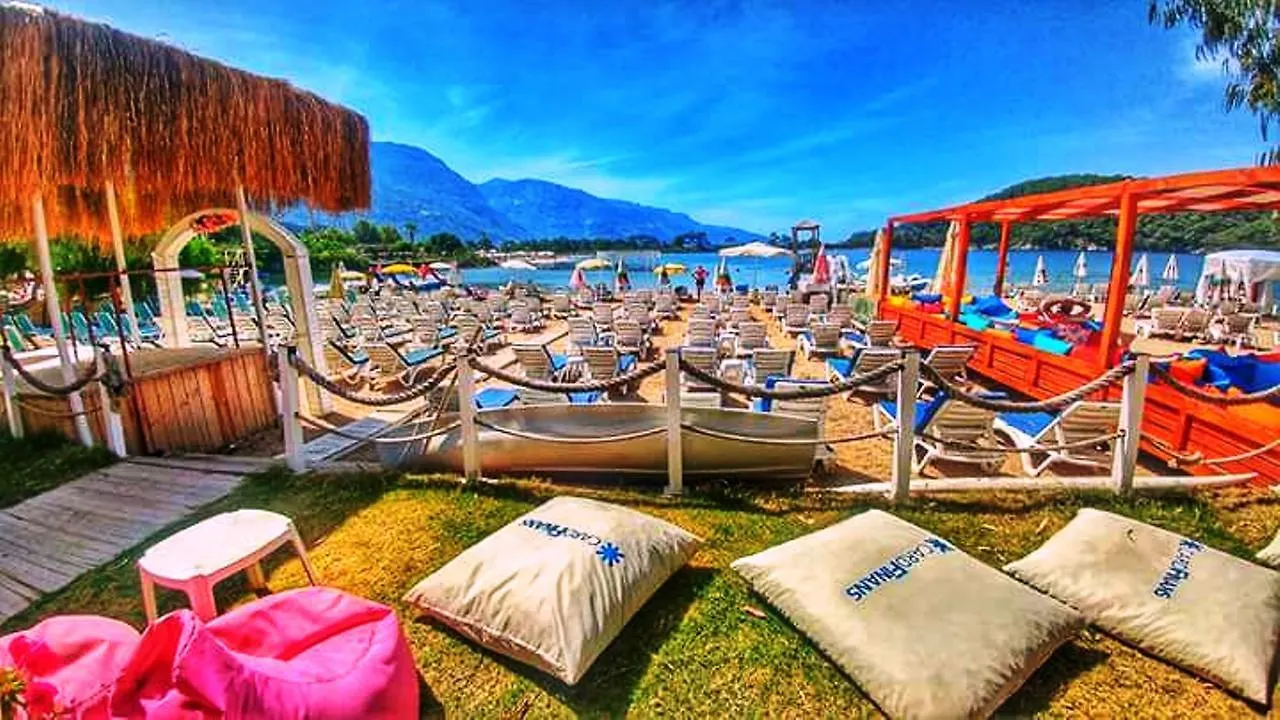 Golden Sand Beach Club & Caravan Holidays 厄吕代尼兹