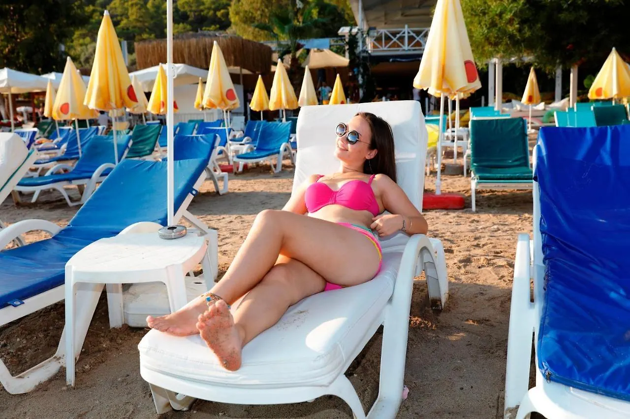 Golden Sand Beach Club & Caravan Holidays 厄吕代尼兹